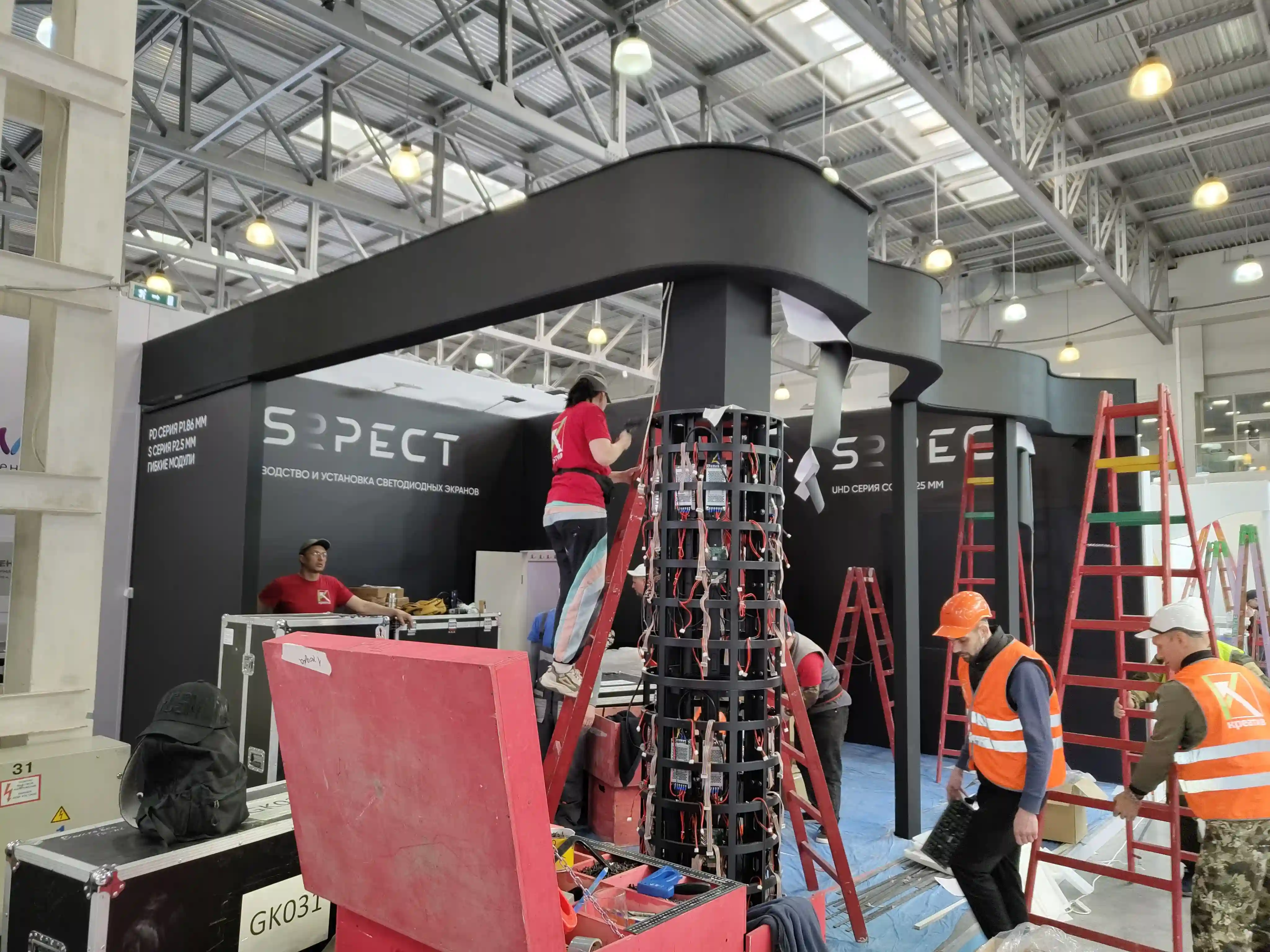 Монтаж LED-экрана на выставке